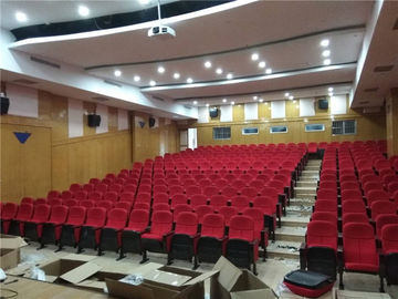 Aufgefülltes Auditorium sitzt faltbare Raumersparnis erhöhtem Komfort mit Becherhalter vor